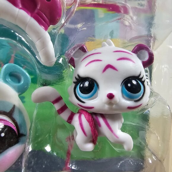 Hasbro Littlest Pet Shop #3763 Sally Zhen Red Panda #3764 Pouncer Tiger LPS 2014 - Picture 4 of 10